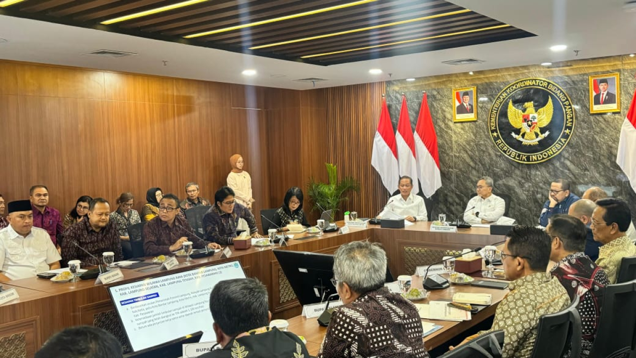 Wabup Bagus Alit Sucipta saat menghadiri Rakortas Nasional Pemantapan Pembangunan PSEL di Ruang Rapat Utama Lantai 3 Gedung Kemenko Pangan, Jalan Imam Bonjol No. 61, Jakarta Pusat, Jumat (24/10/2025). (Foto: Istimewa)