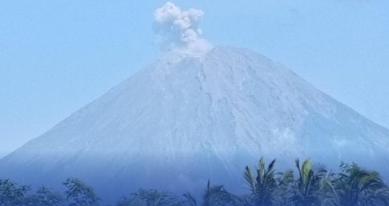 Gunung Semeru Erupsi Lagi Pagi Ini