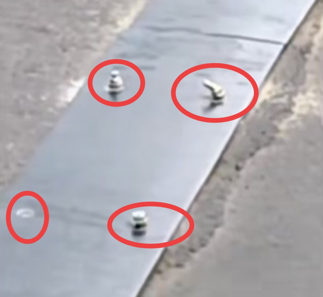 Baut Menonjol di Plat Besi Sambungan Jalan Manukan Kulon Mulai Diaspal DSDABM Surabaya