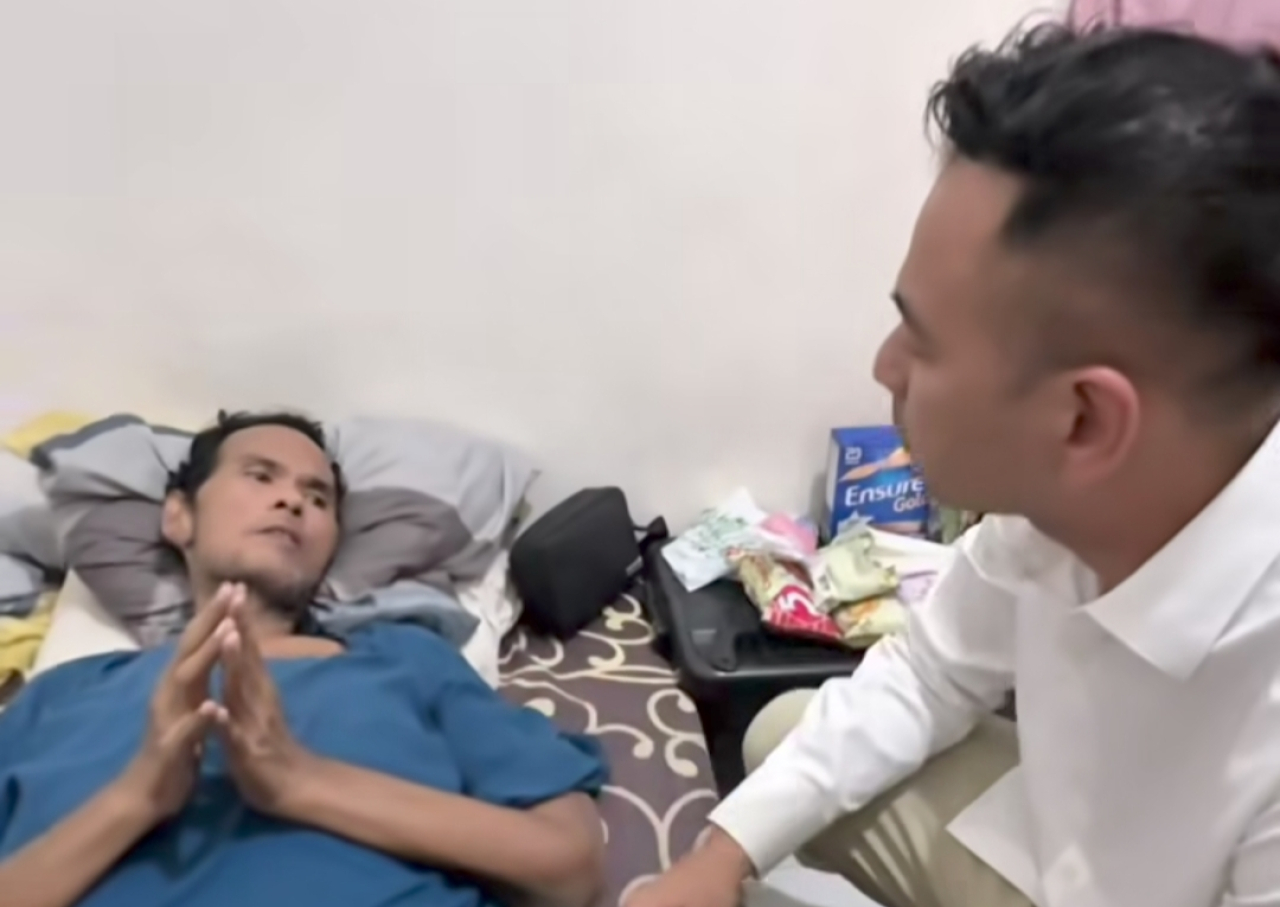 Raffi Ahmad Jenguk dan Bantu Biaya Pengobatan Fahmi Bo di Rumah Sakit