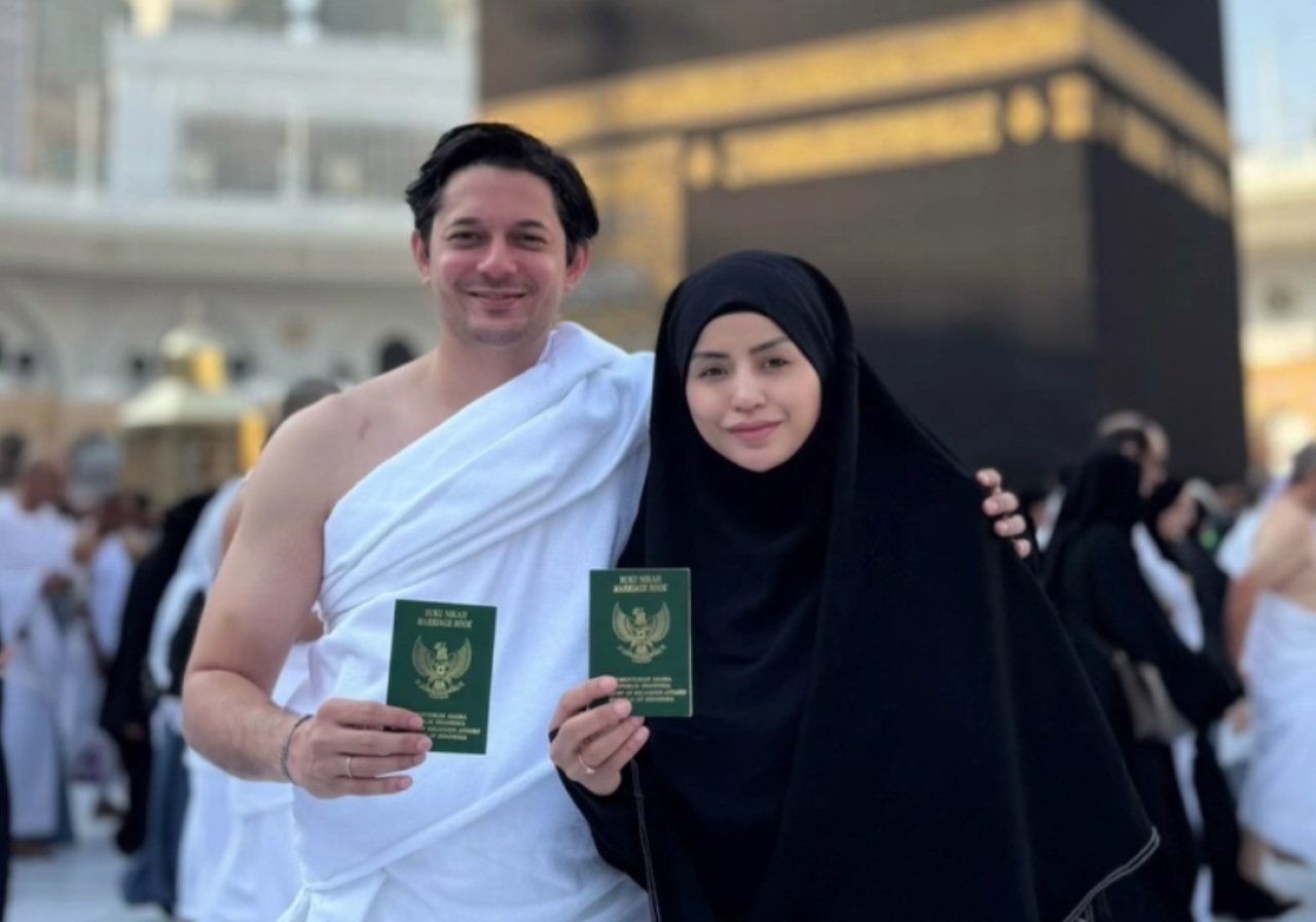 Andrew Andika Menikah Lagi, Pamer Buku Nikah dan Istri Baru Depan Kabah