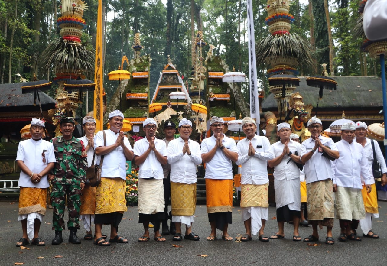 Bupati Adi Arnawa Upasaksi Karya Ngenteg Linggih di Pura Pucak Sari Sangeh