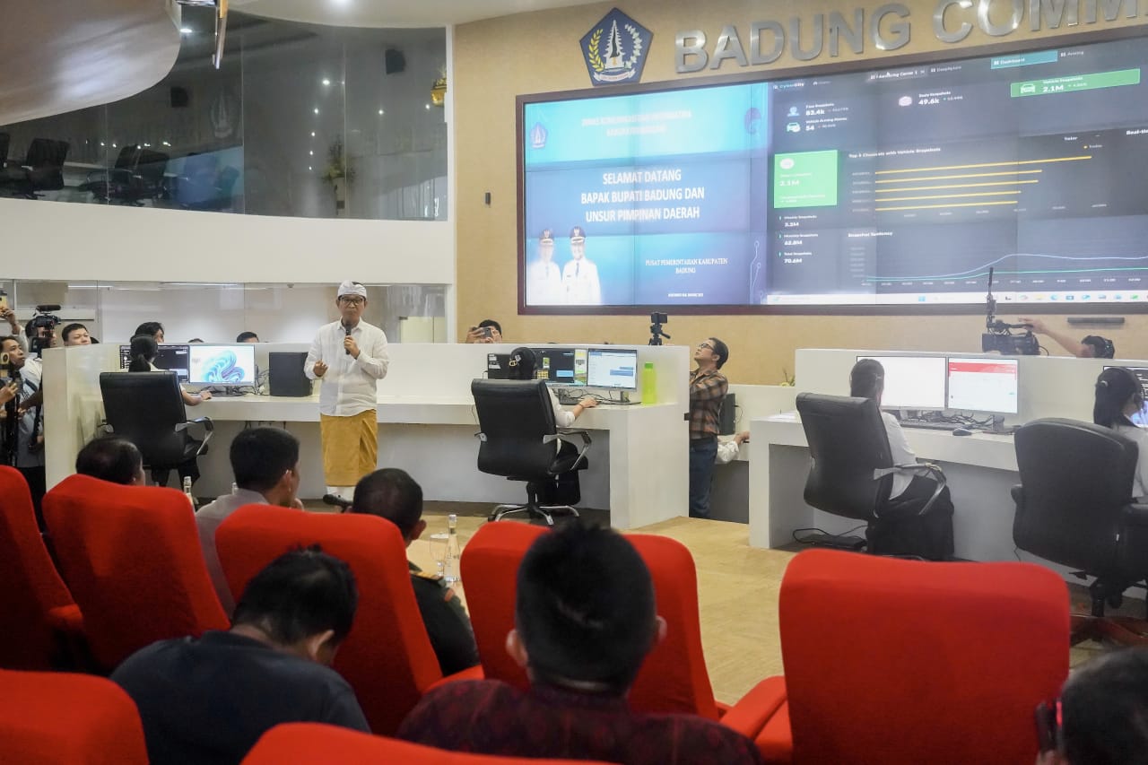 Reformasi Birokrasi Digital di Badung, Adi Arnawa Tinjau Layanan “Kontak Bupati” dan Pengembangan CCTV Analitik