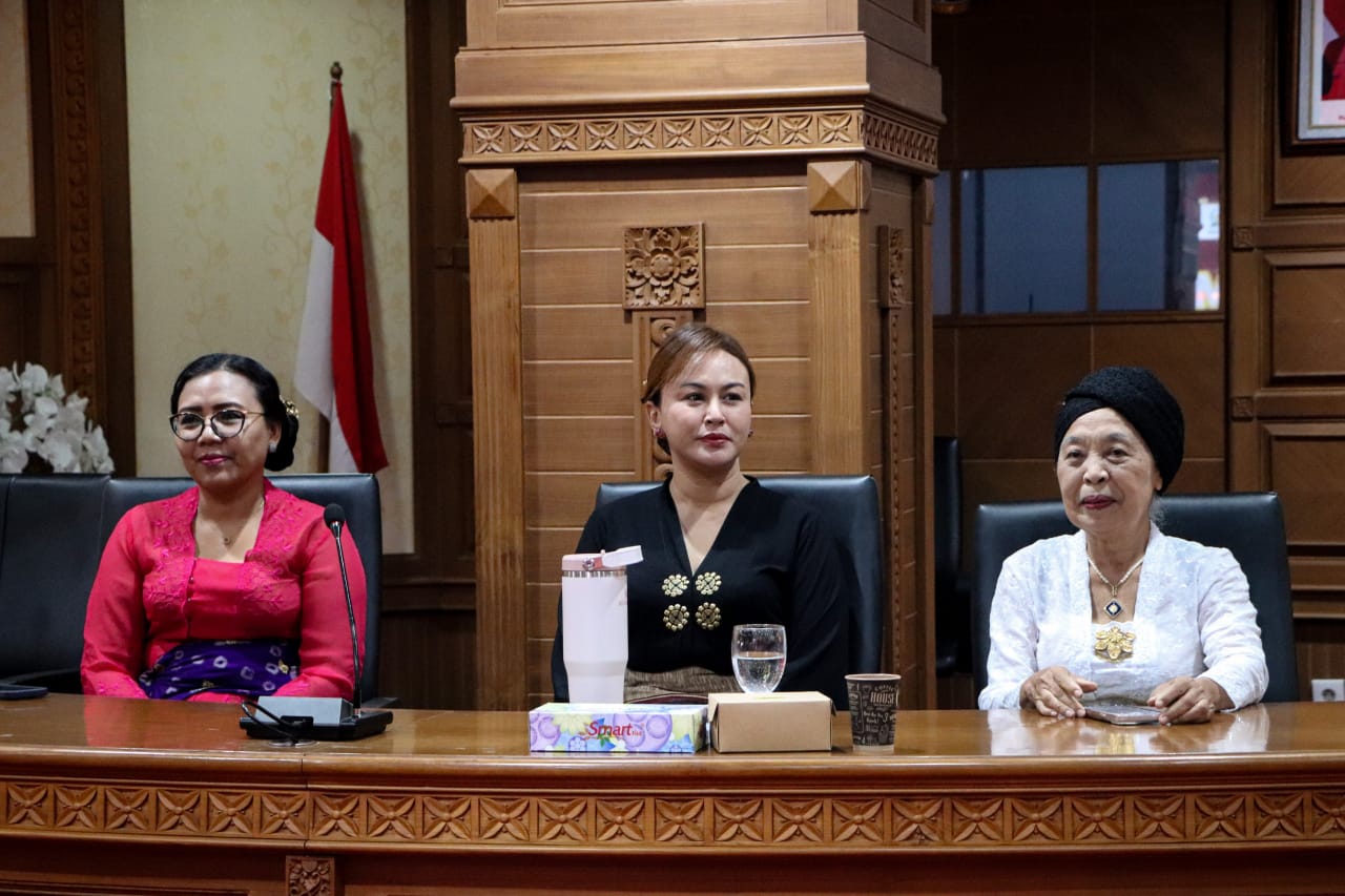 Ketua GOW Badung, Yunita Alit Sucipta (tengah) menjadi narasumber pada Kegiatan Simposium Janitra FORPELA Kabupaten Badung di Ruang Madya Gosana, Kantor DPRD setempat, Kamis (30/10/2025). (Foto: Istimewa)