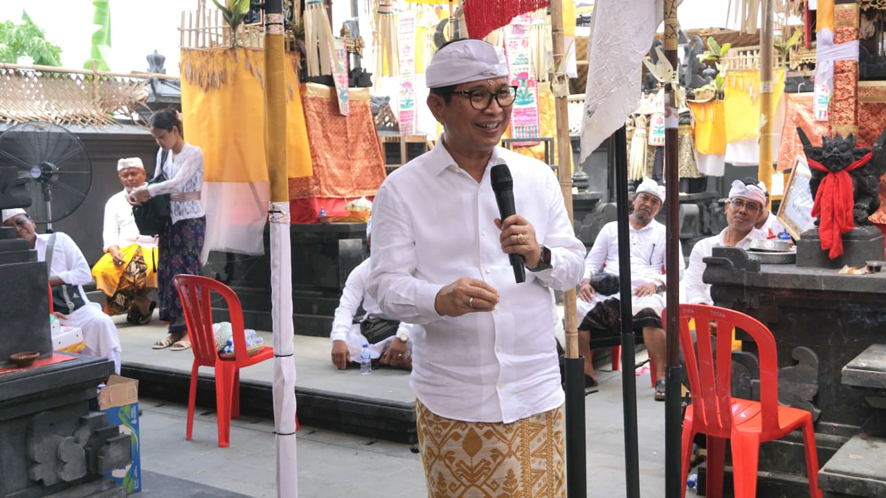 Bupati Adi Arnawa menghadiri karya Ngenteg Linggih, Nila Pati dan Padudusan Alit Wrespati Kalpa Madya, Pura Pasek Gelgel Tagtag, Seminyak, Kuta, Kamis (30/10/2025). (Foto: Istimewa)