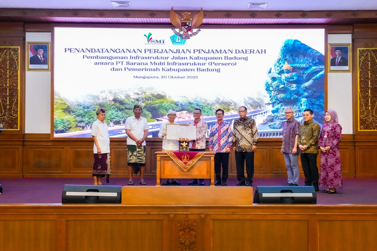 Bupati Wayan Adi Arnawa melakukan penandatanganan Perjanjian Pinjaman Daerah Pembangunan antara PT. SMI dengan Pemkab Badung, di Ruang Kertha Gosana, Puspem Badung, Kamis, (30/10/2025). (Foto: Istimewa)