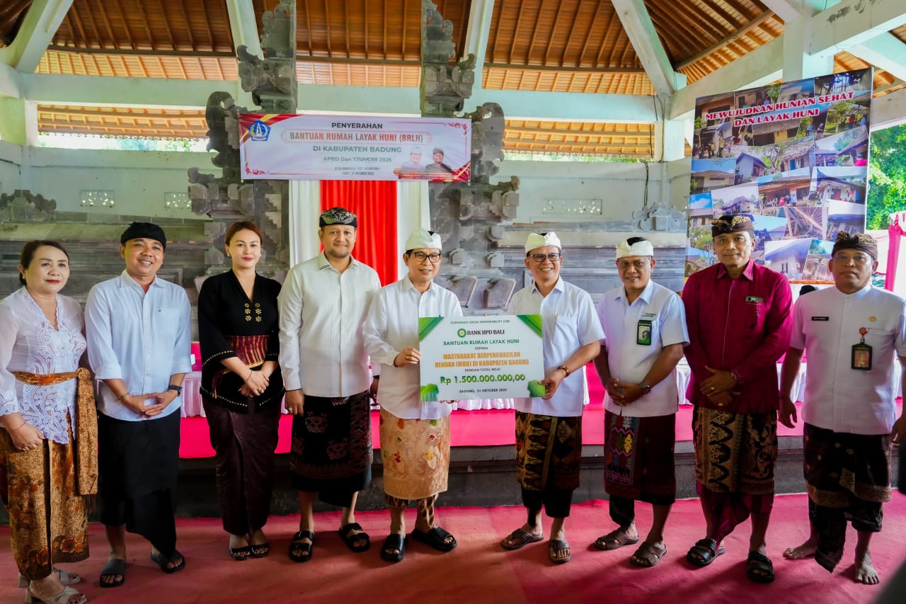Komitmen Hadir untuk Rakyat Melalui Program Rumah Layak Huni, Bupati Badung dan Wakilnya Serahkan Dana BRLH 2025