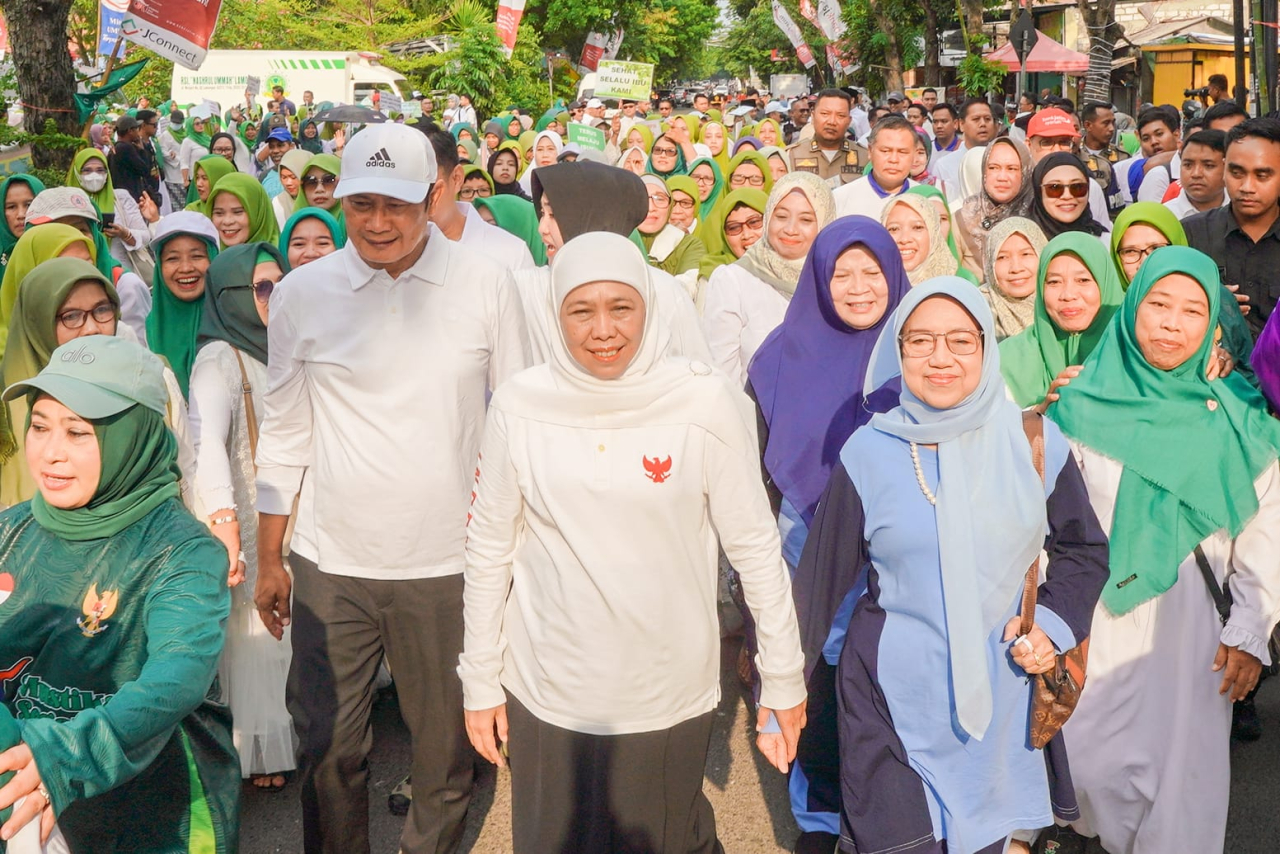 Gubernur Khofifah Hadiri Jalan Sehat Hari Santri 2025 Bersama Ribuan Masyarakat Lamongan, Pesankan Nilai Juang Santri ba