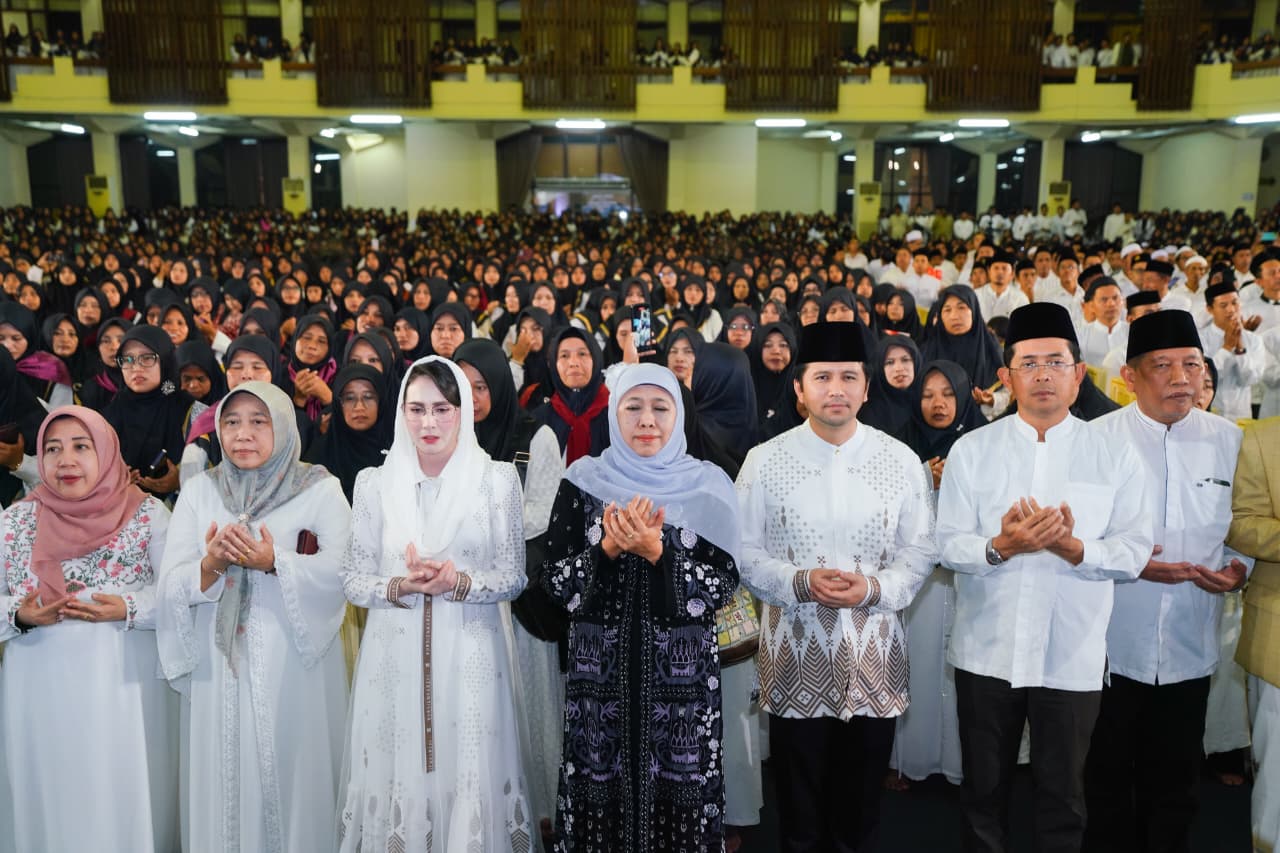 Gubernur Khofifah bersama 4.000 Hafidz-Hafidzah Gelar Doa untuk Para Pahlawan dan Korban di Ponpes Al Khoziny Sidoarjo