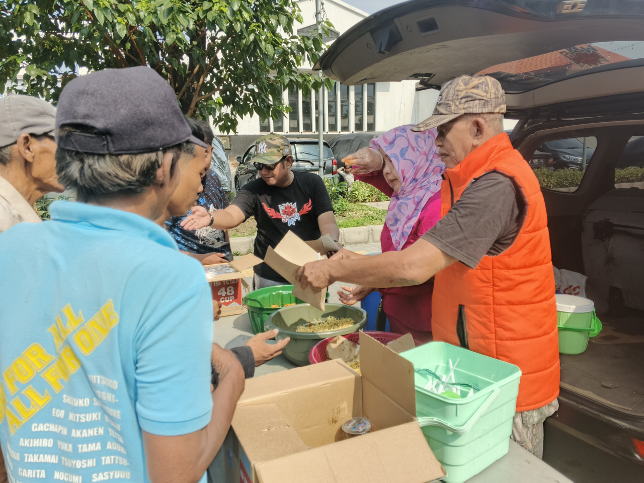 Ratusan Warga Terbantu Melalui Pembagian Makan Siang Gratis oleh Aliansi SMM
