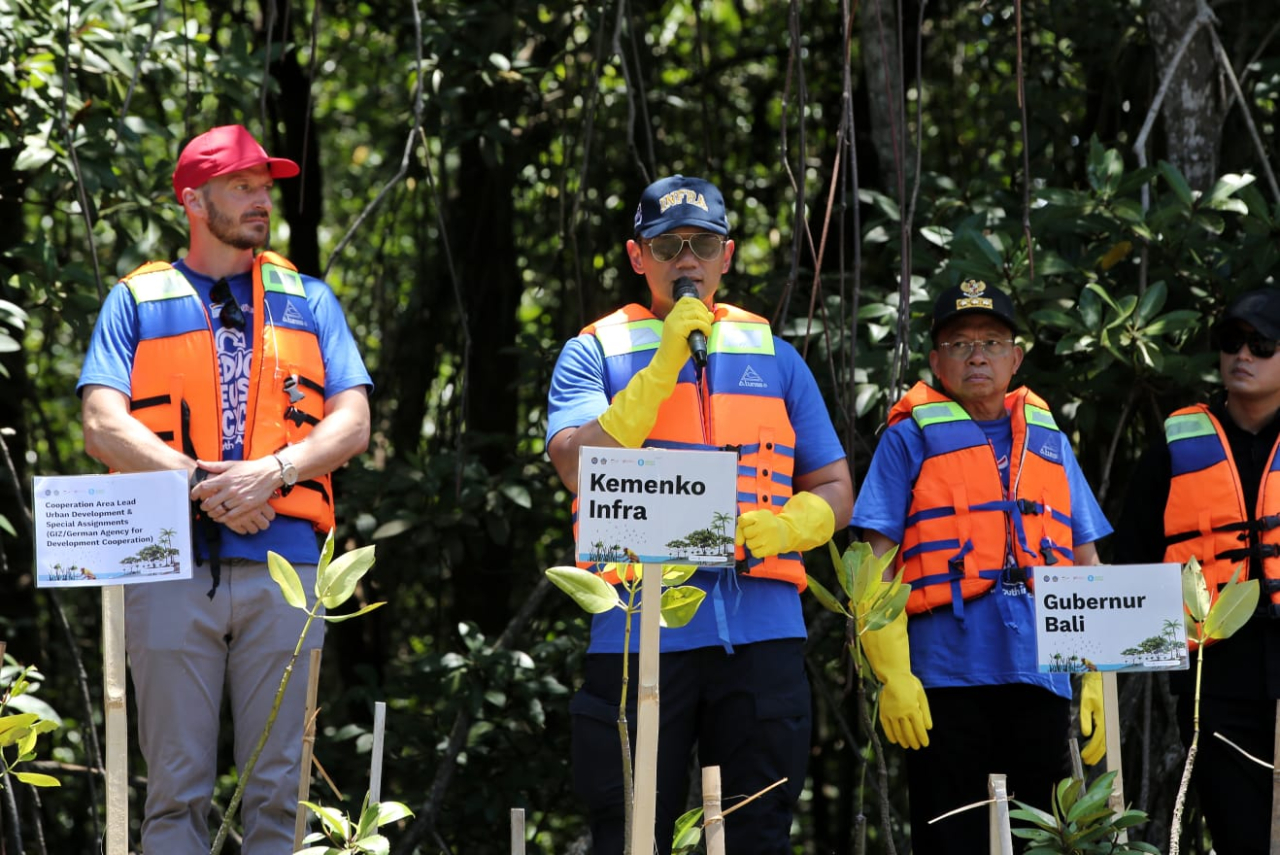 Menko AHY Tanam Mangrove dan Bersih Pantai Jadikan Gerakan Moral Jaga Bali sebagai Warisan Dunia