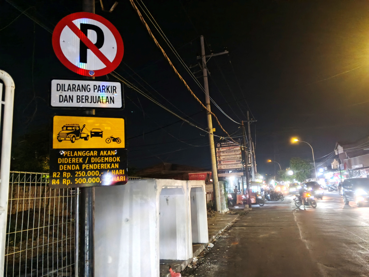 Rambu Larangan Parkir di Sepanjang Jalan Kebraon Gang V Meresahkan Warga Sekitar