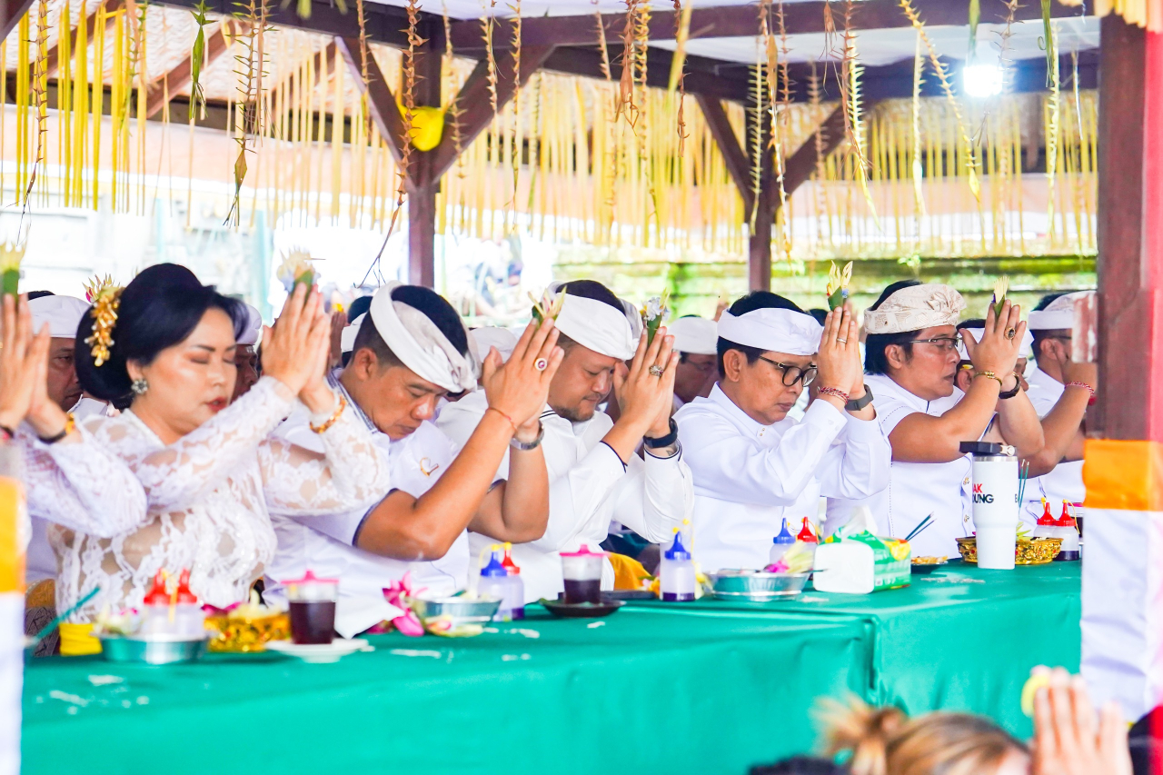 Tawur Balik Sumpah Utama,  Bupati dan Wabup Tanam Pohon di Jaba Pura Penataran Agung Pucak Mangu