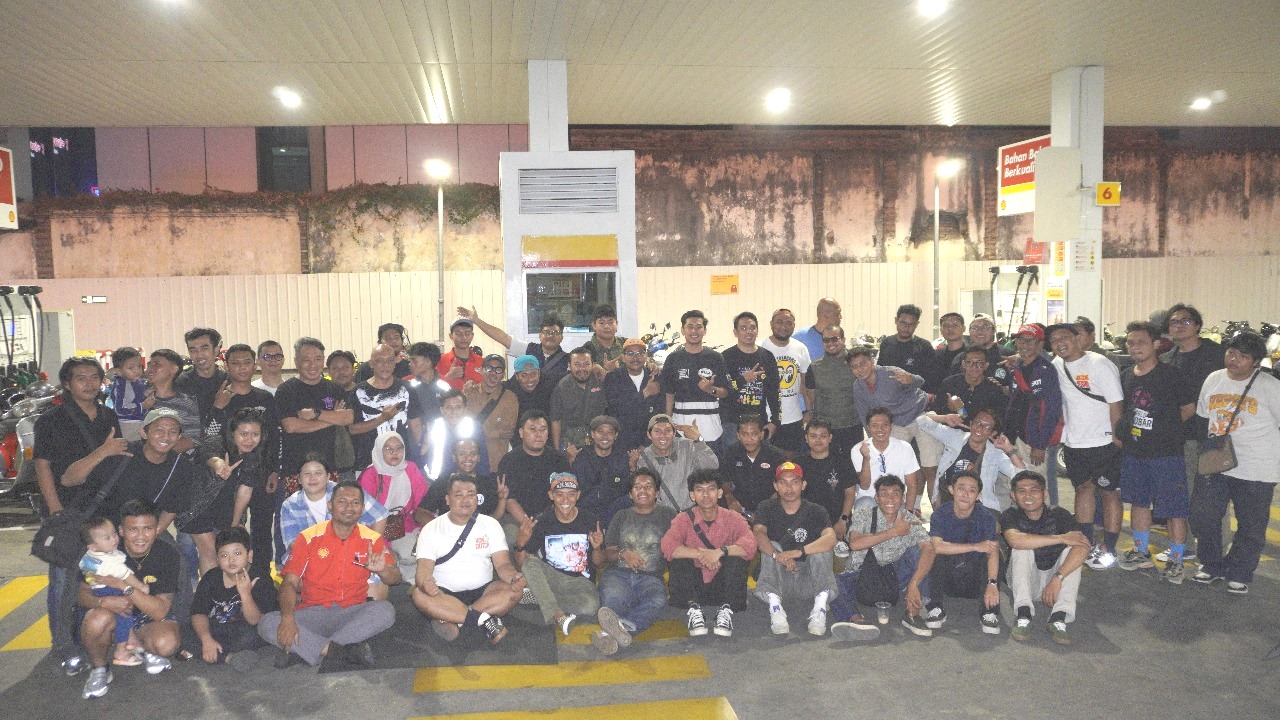 SPBU Shell Jadi Lokasi Favorit Baru untuk Kumpulnya Komunitas Vespa di Surabaya