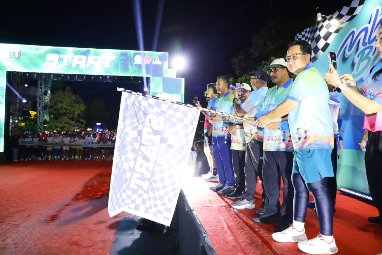 Sekdaprov Jatim Adhy Karyono melepas para peserta Mlayu Bareng 80 Jawa Timur” di Alun-alun Ngawi, Jumat (31/10/2025) malam. (Foto: Istimewa)