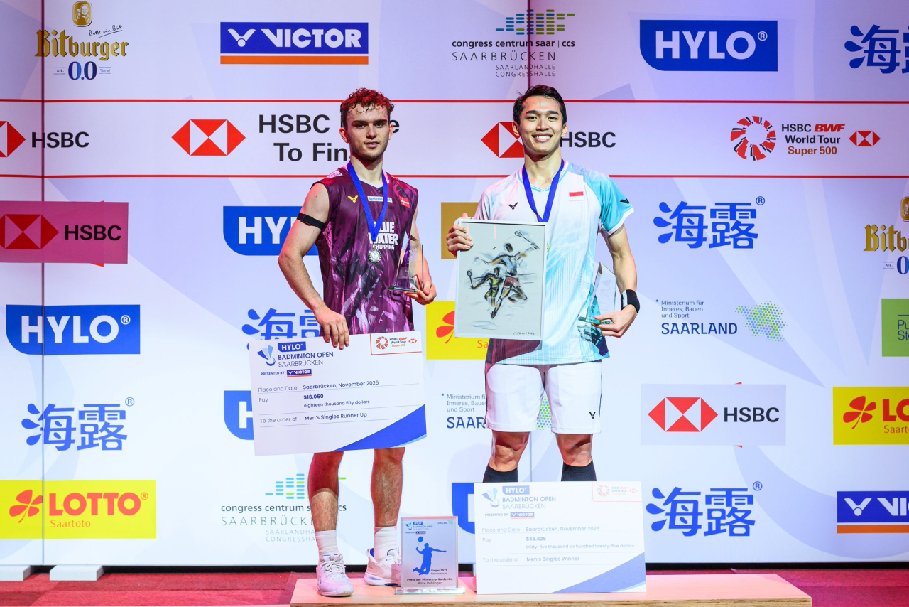 Tunggal putra Indonesia, Jonatan Christie (kanan) juara Hylo Open 2025, usai mengalahkan wakil Denmark, Magnus Johannesen. (Foto: X @INABadminton)