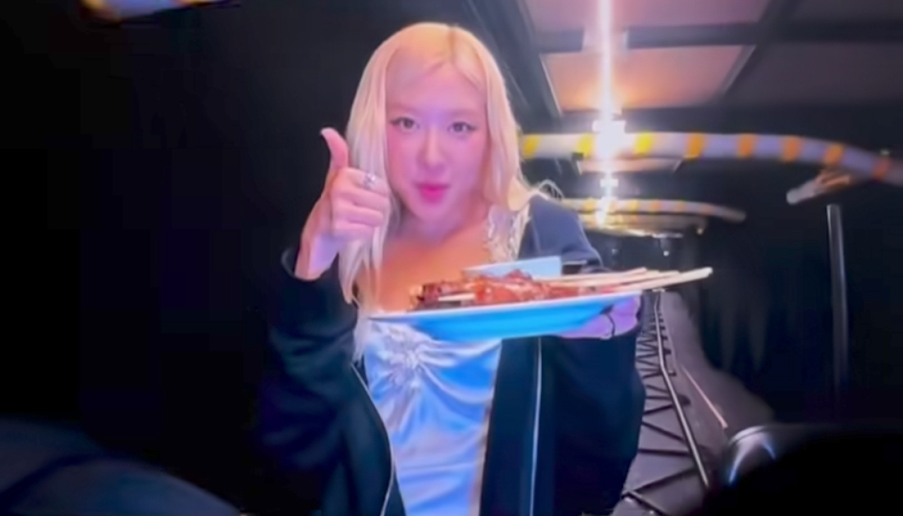 Rose makan sate jelang penampilan solonya di Konser BLACKPINK di Stadion GBK Jakarta, Minggu (2/11/2025). (Foto: Tangkapan layar)