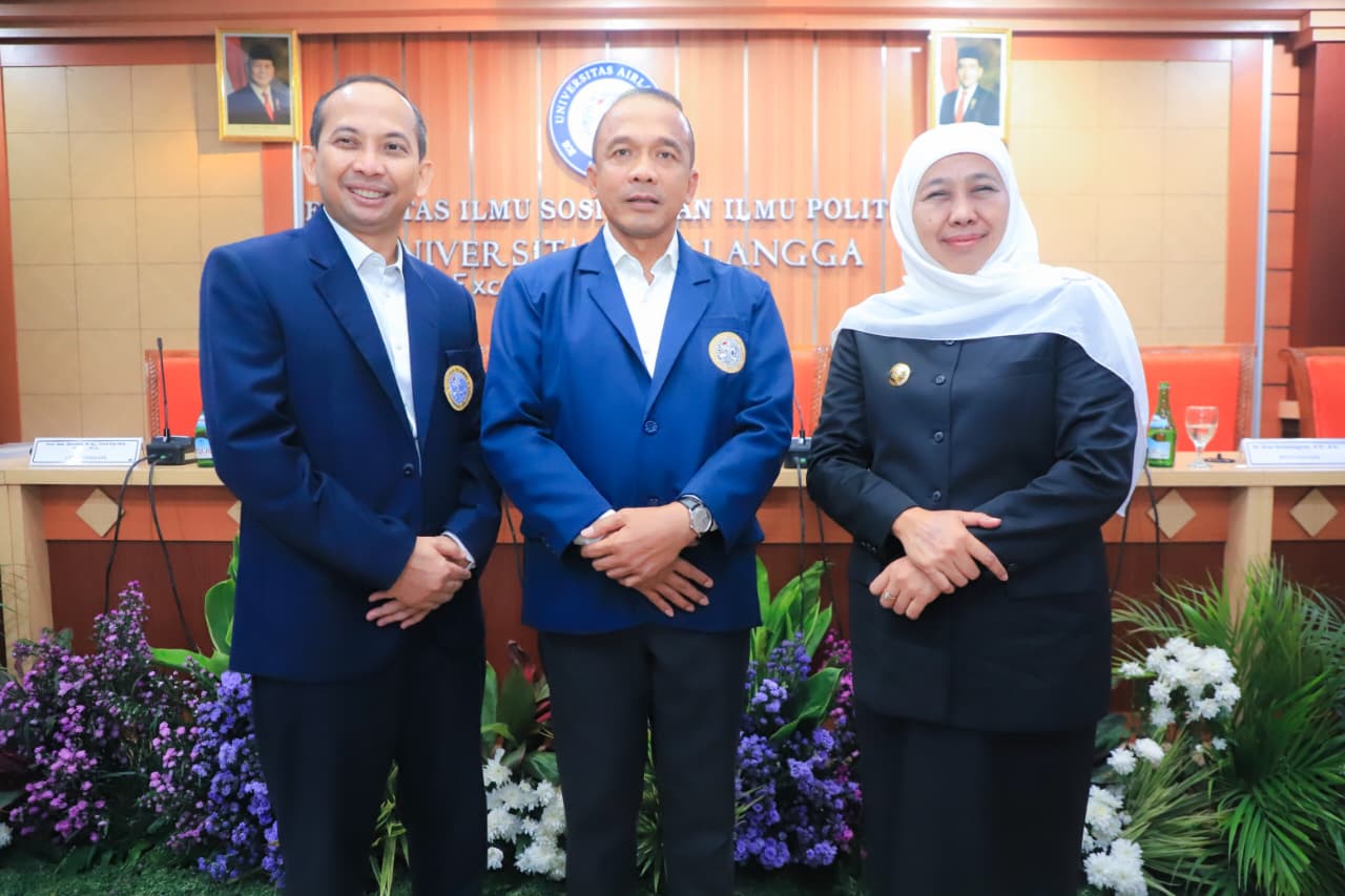 Gubernur Jawa Timur Khofifah Indar Parawansa menghadiri Sidang Terbuka Promosi Doktor Kapolda Jawa Barat Irjen Pol Rudi Setiawan. (Foto: Istimewa)
