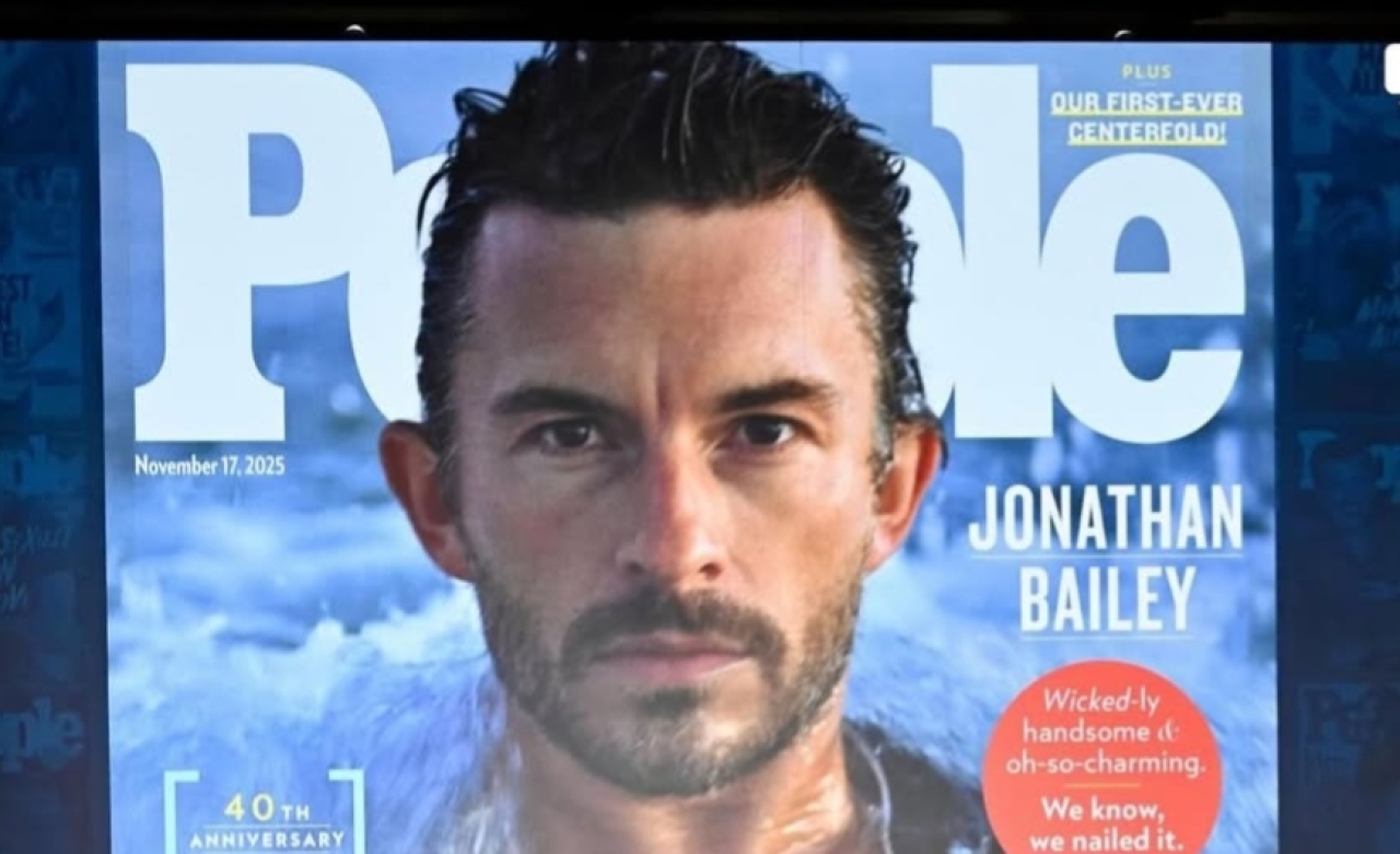 Jonathan Bailey Dinobatkan sebagai Pria Terseksi di Dunia 2025 Majalah People