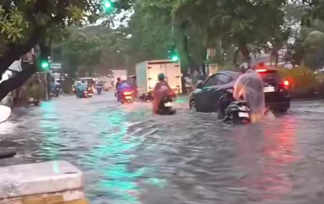 Surabaya Dikepung Banjir, Diguyur Hujan Deras Sejak Siang Hari Plus Lampu Mati