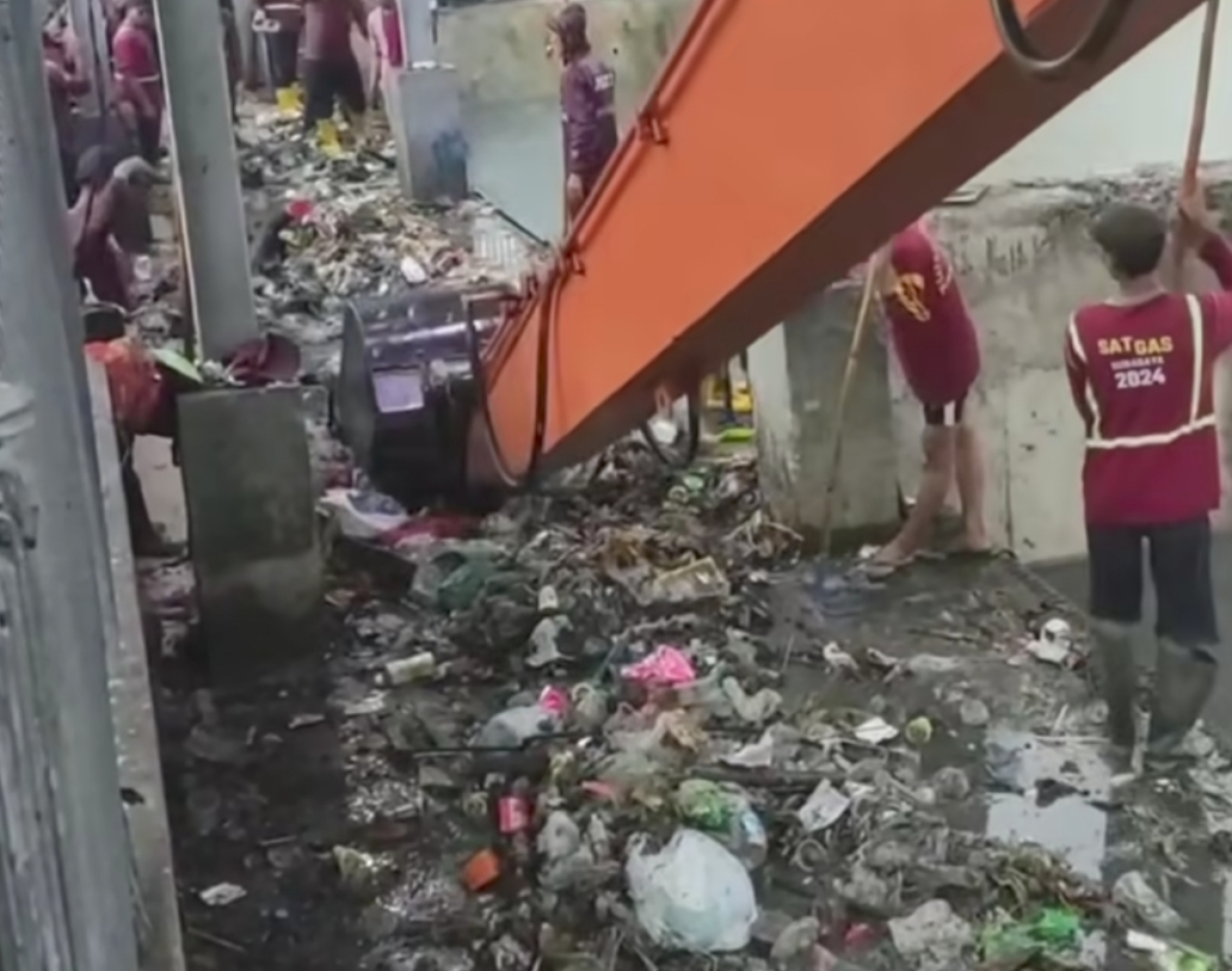 Surabaya Banjir, Tumpukan Sampah Sumbat Pintu Air