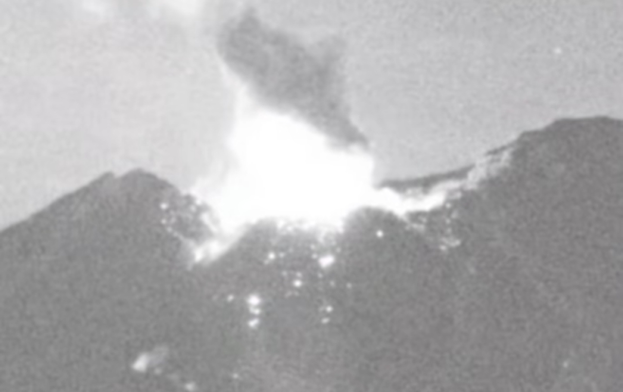 Erupsi Gunung Semeru, Kolam Abu 1.000 Meter di Atas Puncak