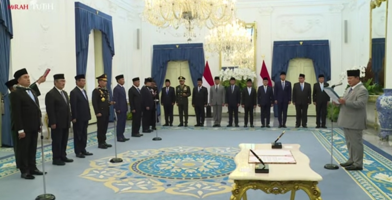 Komite Reformasi Kepolisian dipimpin Jimly Asshiddiqie resmi dilantik Presiden Prabowo Subianto di Istana Merdeka Jakarta, Jumat (7/11/2025). (Foto: YouTube Setkab)