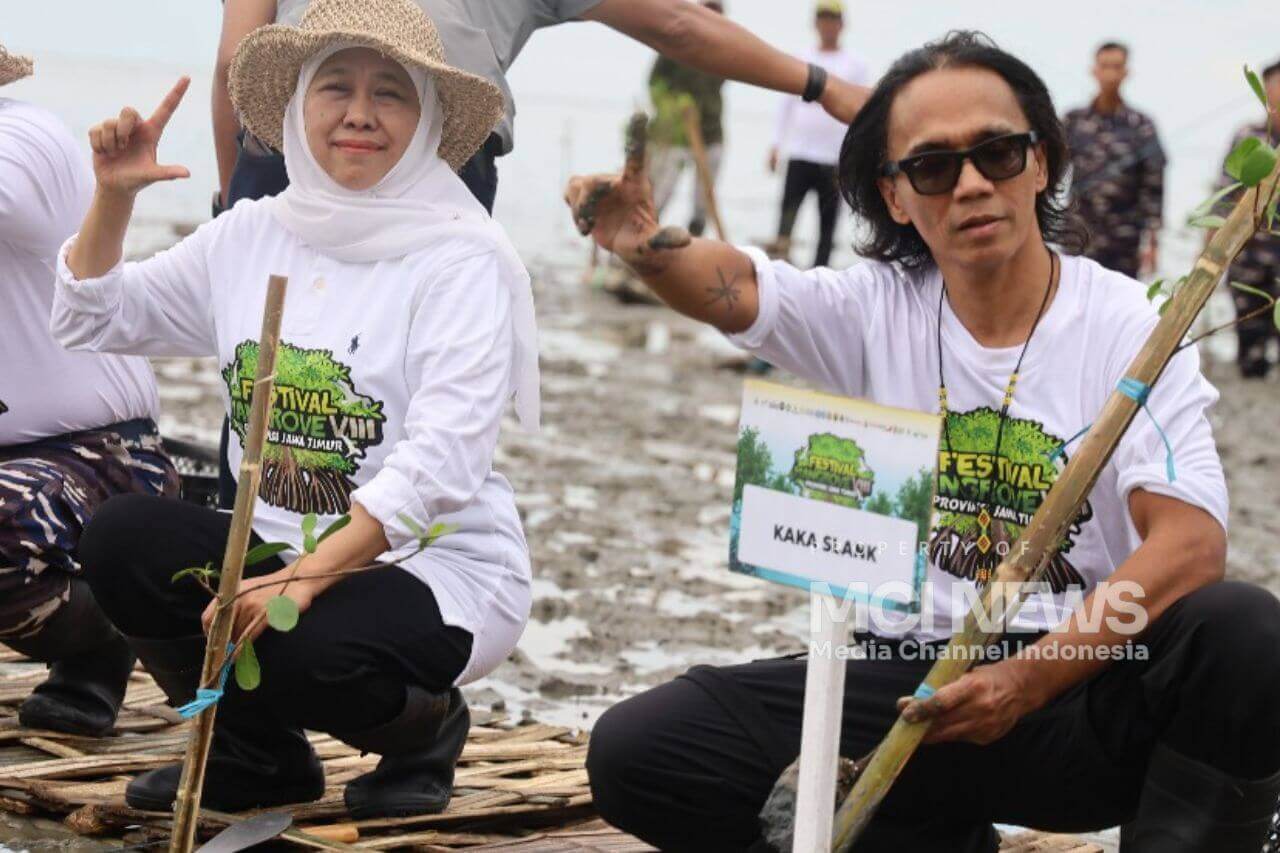 Gerakan Ayo Nandur Festival Mangrove VIII di kawasan Pantai Martajasah, Kabupaten Bangkalan, Senin (3/11/2025). (Foto: : mcinews)