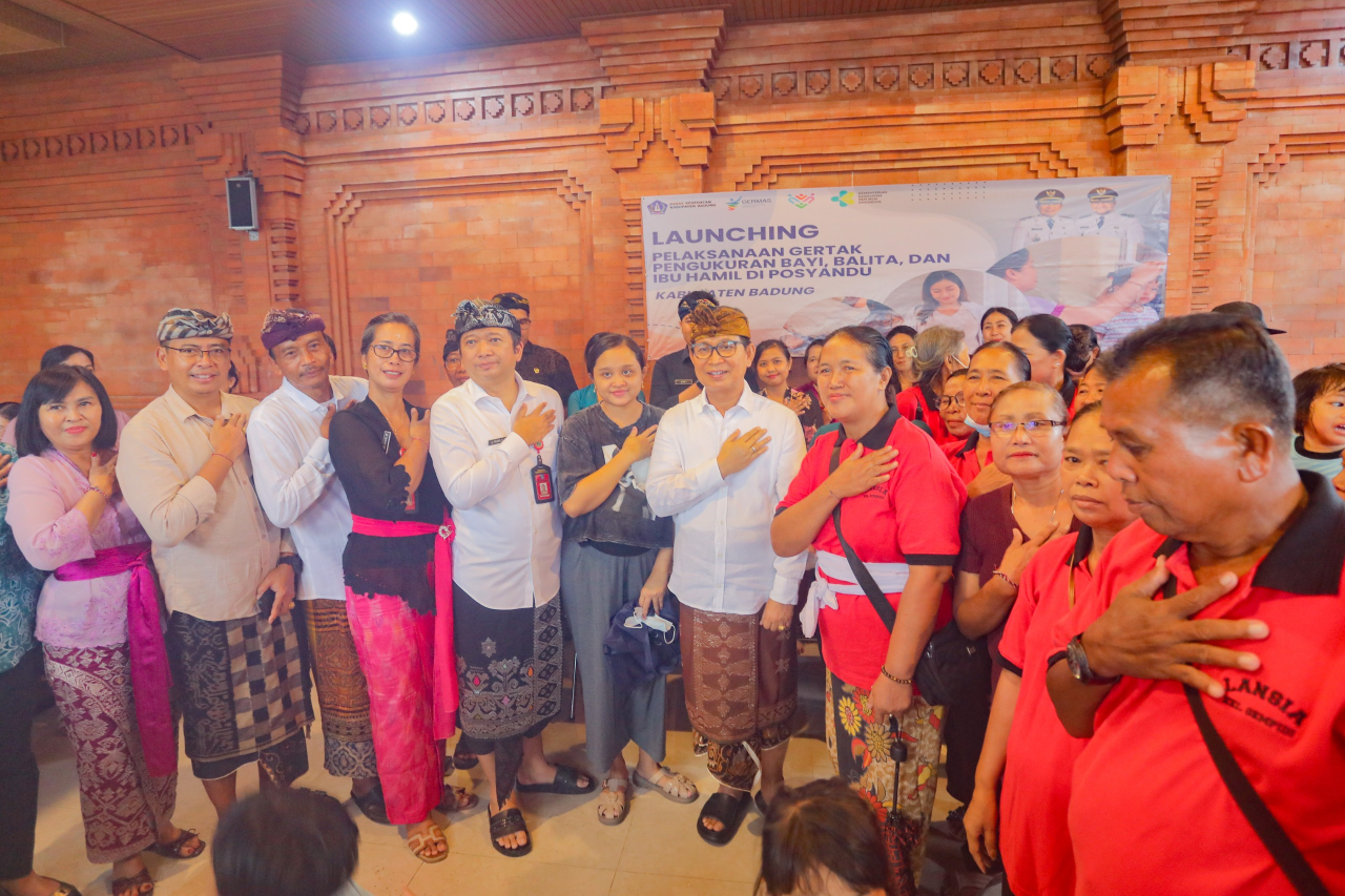 Bupati Wayan Adi Arnawa melaksanakan Launching Gerakan Serentak Pencegahan Stunting yang dirangkaikan dengan Gerakan Pengukuran Bayi, Balita, dan Ibu Hamil di Banjar Pande, Kelurahan Sempidi, Mengwi, Kamis (6/11/2025). (Foto: Istimewa)