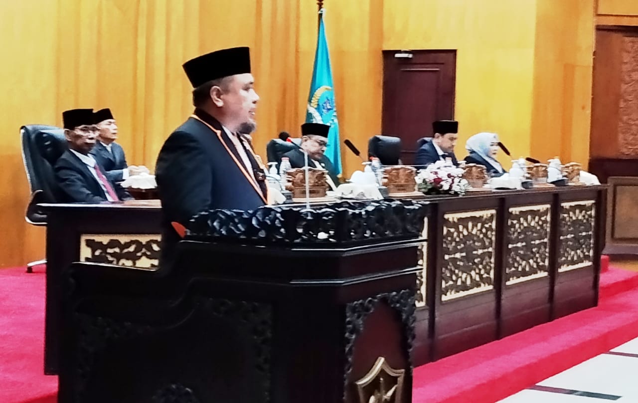 Johari Mustawan, Juru bicara dari fraksi PKS dalam menyampaikan pandangan pada  Rapat Paripurna membahas Rancangan Keputusan DPRD tentang Rencana Kerja DPRD Kota Surabaya Tahun Anggaran 2026, Kamis (6/11/2025). (Foto: Istimewa)