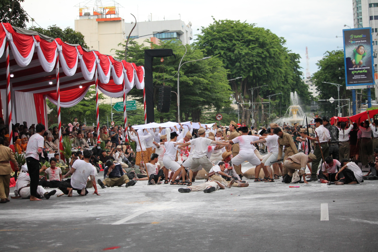 Kenang Kisah Mbok Dar Mortir yang Jarang Terekspose, Parade Juang Surabaya 2025 Berlangsung Meriah