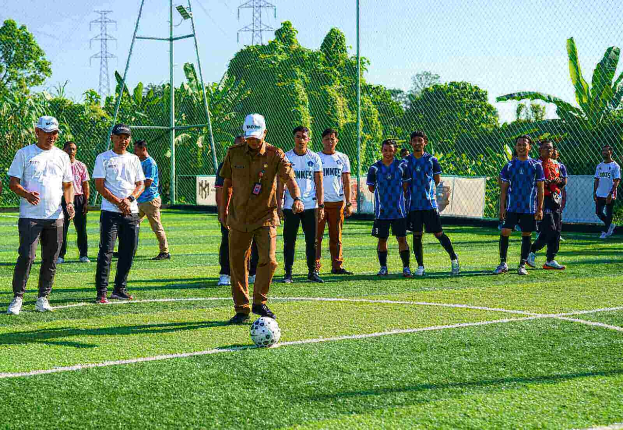 Ketua Bapor KORPRI membuka Turnamen Mini Soccer Antar OPD, di Lapangan Kapal Mini Soccer, Senin (3/11/2025).