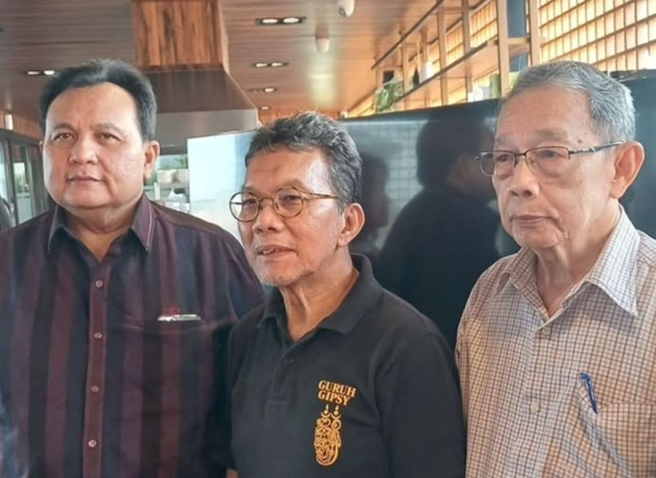Minola Sebayang (kiri) bersama kliennya, Budi Pekerti (tengah) dan Keenan Nasution. (Foto: Istimewa)