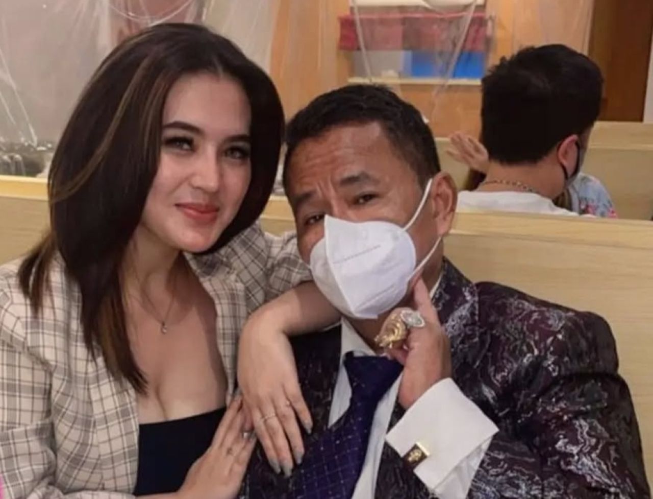 Iqlima Kim saat menjadi asisten pribadi Hotman Paris.