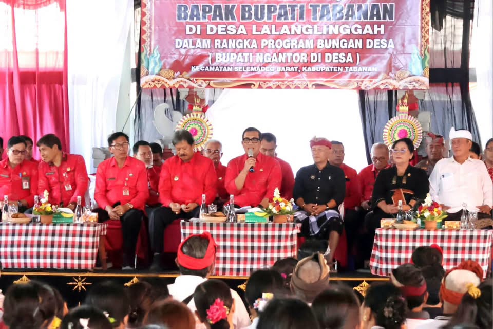 Bupati Sanjaya saat Bungan Desa di Lalanglinggah Tabanan