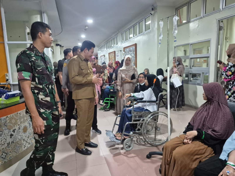 Bupati Sidoarjo cek santri diduga keracunan di rumah sakit