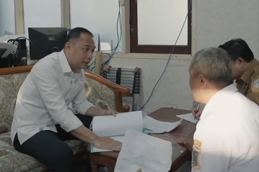 Eri Cahyadi meninjau pengelolaan parkir dan pembayaran non-tunai Surabaya.