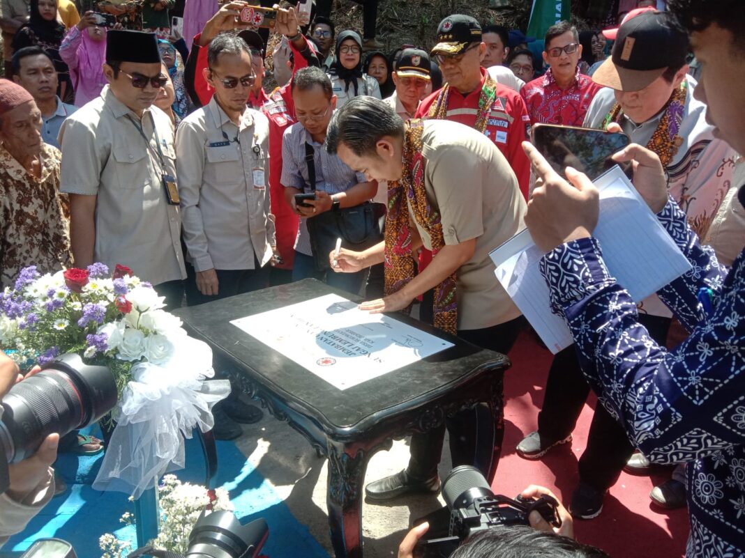 Gus Fawait menandatangani prasasti peresmian jembatan gantung Jember