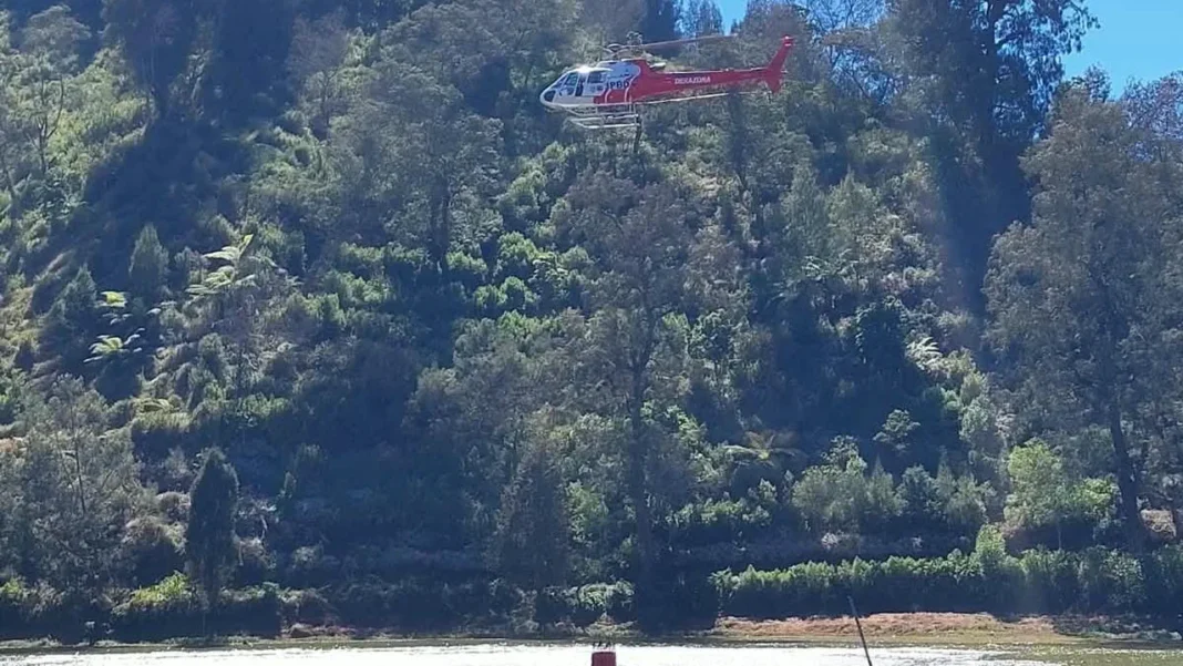 Helikopter BNPB melakukan water bombing untuk memadamkan karhutla Gunung Semeru