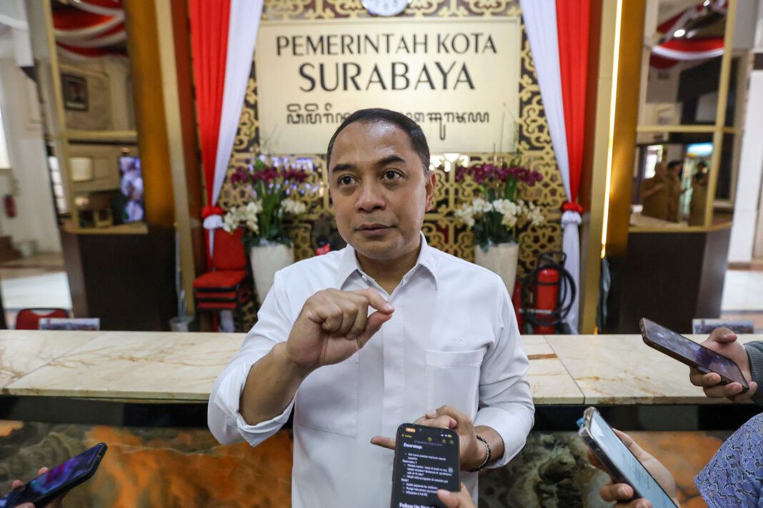 Eri Cahyadi memberikan keterangan terkait dugaan pungli lurah Surabaya