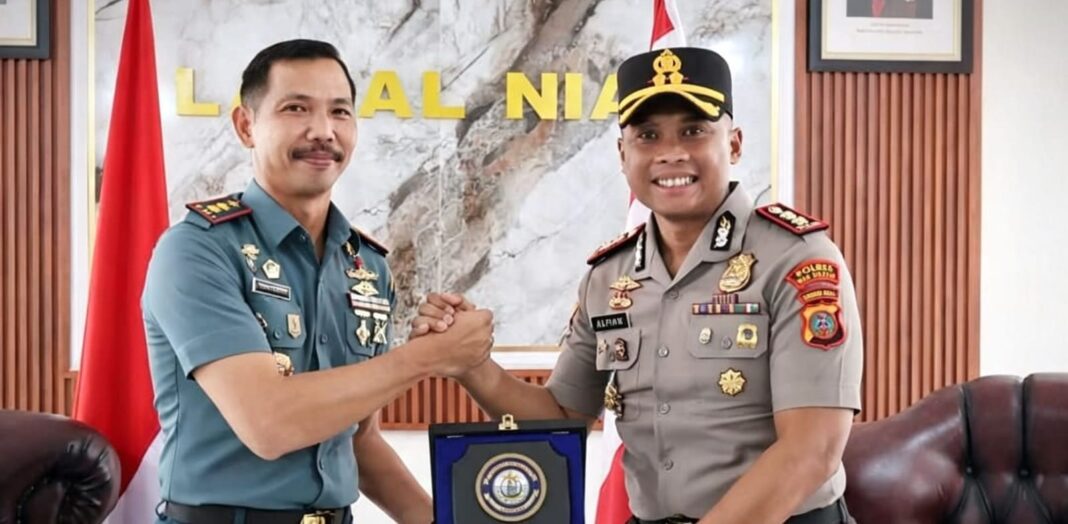 Kapolres Nias Selatan dan Danlanal Nias berjabat tangan saat silaturahmi memperkuat sinergi TNI-Polri.