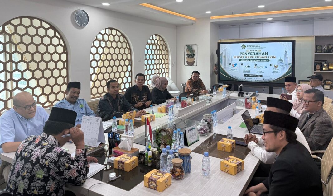 Kemenag serahkan izin lembaga pengelola wakaf uang