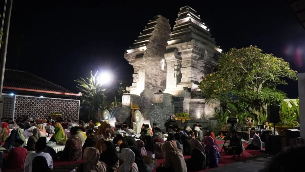 Kunjungan wisatawan di Makam Bung Karno Kota Blitar pada malam hari