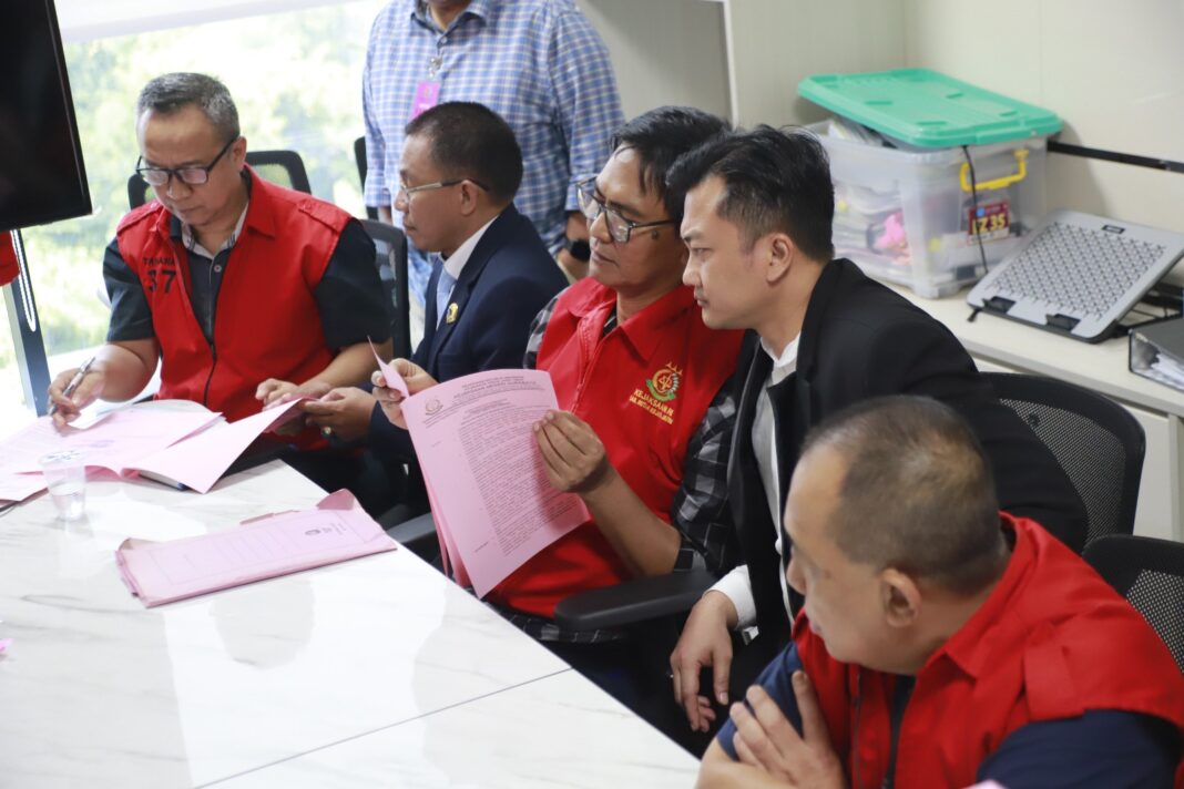 Pelimpahan tiga tersangka pungli Dinas ESDM Jawa Timur