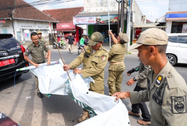 Satpol PP Jember menertibkan baliho tak berizin