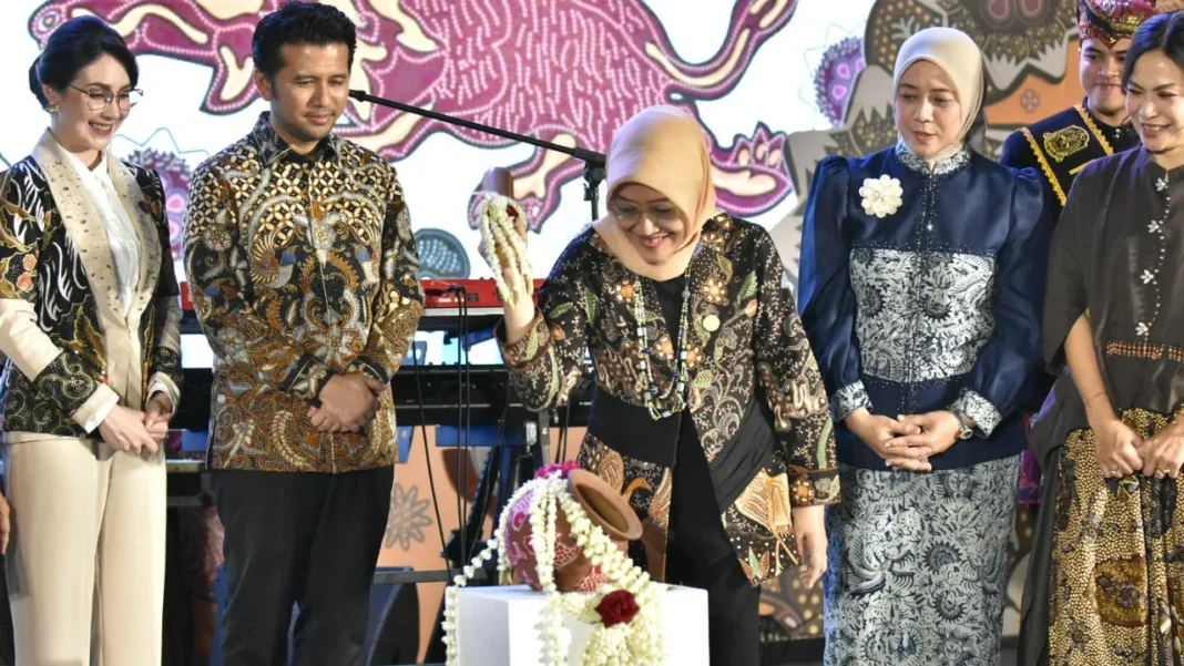 Puncak Hari Batik Nasional 2026 dengan tema Batik Berlayar di Surabaya